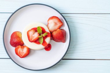 taze çilek - sağlıklı yemek ve tatlı ile yoğurt puding