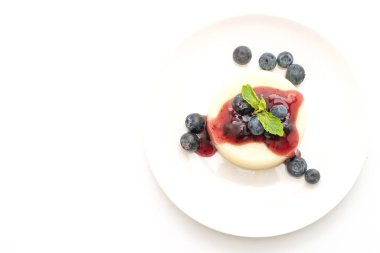 Beyaz arka plan üzerinde izole taze yaban mersini ile yoğurt puding