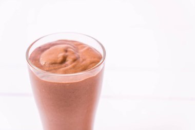 çikolata smoothies milkshake ahşap arka plan üzerinde