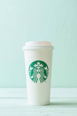 Bangkok, Tayland - 5 Haziran 2018: Beyaz kahve fincanı Starbucks logosu üzerinde tahta arka plan ile. Starbucks dünyanın en büyük kahve evi 61 ülke içinde 20.000'den fazla mağaza ile mi.