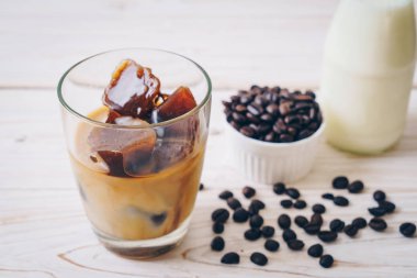 ahşap masa üzerinde sütlü kahve buz küpleri