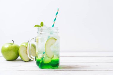 Yeşil elma soda ahşap masa üzerinde