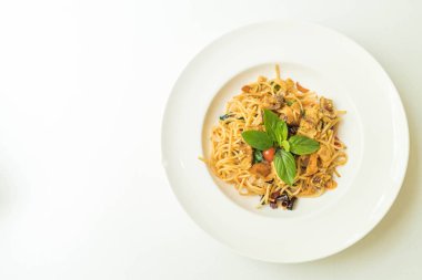 Tavada kızartılmış spagetti ve plaka üzerinde kurutulmuş gurami