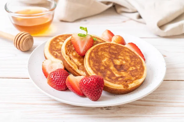 Souffleurpfannkuchen Mit Frischen Erdbeeren — Stockfoto