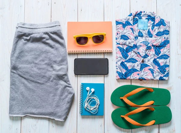 Mäns Casual Outfits Resenären Sommarsemester Trä Bakgrund — Stockfoto