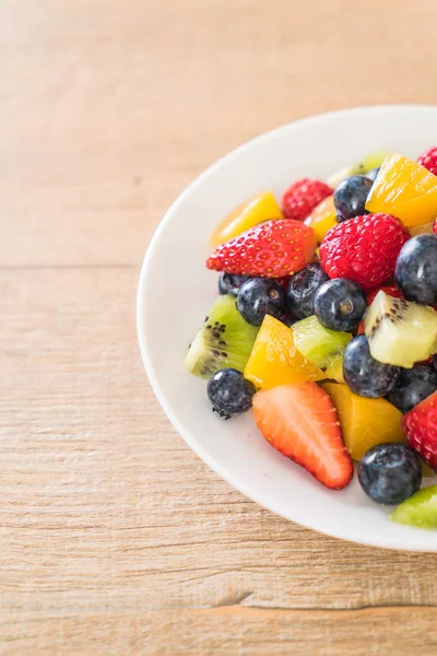 Gemischte Frische Früchte Erdbeere Himbeere Blaubeere Kiwi Mango Auf Weißem — Stockfoto