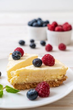 Ev yapımı cheesecake taze ahududu ve yaban mersini ile