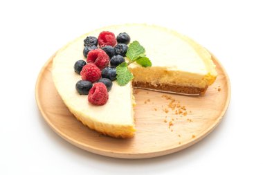 Ahududu ve beyaz arka plan üzerinde izole yaban mersini ile ev yapımı cheesecake