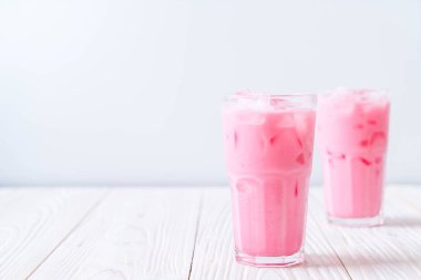pembe çilek milkshake ahşap üzerine
