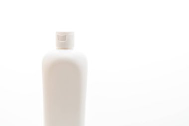 Plastik deterjan kutusu beyaz arkaplanda izole edildi