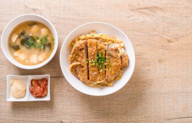 Kızarmış domuz pirzolası kasesi (Katsudon) - Japon yemek tarzı