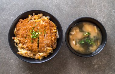 Kızarmış domuz pirzolası kasesi (Katsudon) - Japon yemek tarzı