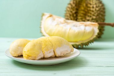 Ahşap zemin üzerinde taze Durian meyvesi