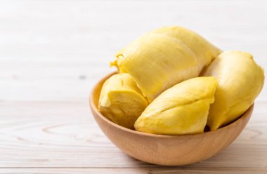 Ahşap zemin üzerinde taze Durian meyvesi