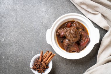 herb - Phuket Tayland geleneksel gıda tarzı ile domuz eti güveç