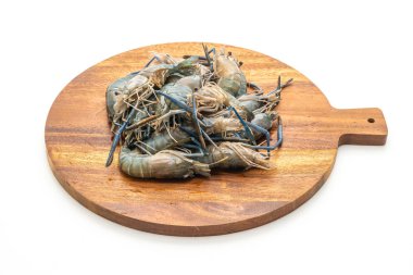 Beyaz arka plan üzerinde izole kesme tahtası üzerinde taze mavi karides