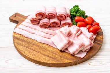 Ahşap tahta üzerinde çiğ domuz pastırma dilimlenmiş