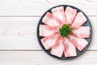 Çiğ domuz pastırma tabağa dilimlenmiş
