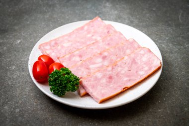 dilimlenmiş taze çiğ pastırma Barbekü