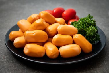 domuz eti kokteyl sosisi plaka üzerinde