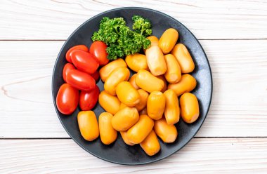 domuz eti kokteyl sosisi plaka üzerinde