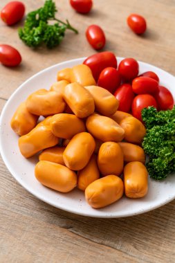 domuz eti kokteyl sosisi plaka üzerinde