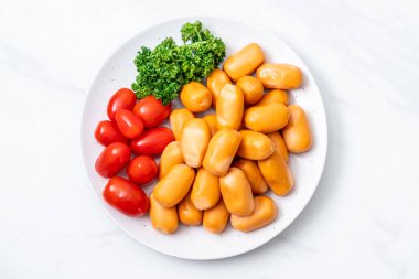 domuz eti kokteyl sosisi plaka üzerinde