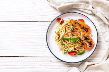 ızgara karides ve domates - İtalyan Füzyon gıda tarzı ile tavada kızartılmış spagetti