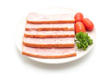 Beyaz arka planda dilimlenmiş pastırma ızgarası.