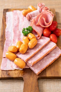 pastırma, sosis, jambon füme ve barbekü pastırma ahşap tahta üzerinde