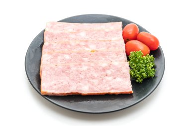 Beyaz arka planda dilimlenmiş pastırma ızgarası.