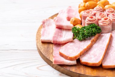 pastırma, sosis, jambon füme ve barbekü pastırma ahşap tahta üzerinde