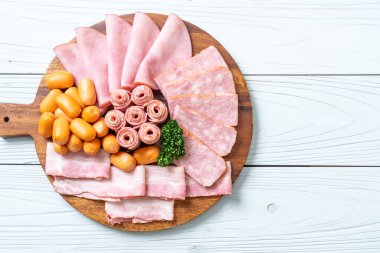 pastırma, sosis, jambon füme ve barbekü pastırma ahşap tahta üzerinde