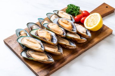 malzemelerle ahşap tahta üzerinde taze midye