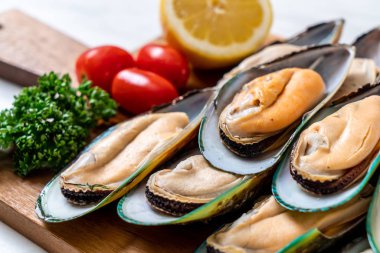 malzemelerle ahşap tahta üzerinde taze midye