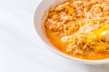 Tay baharatlı şehriye kase (Tom Yum Kung)