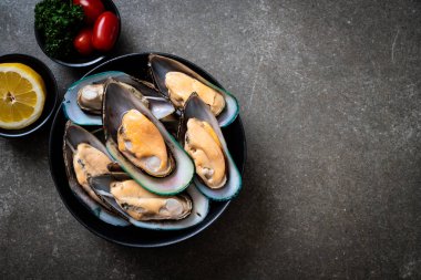 üzerinde siyah kase taze midye