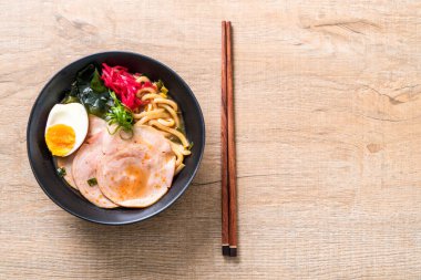 Baharatlı miso udon ramen noodle ile domuz eti - Japon gıda tarzı