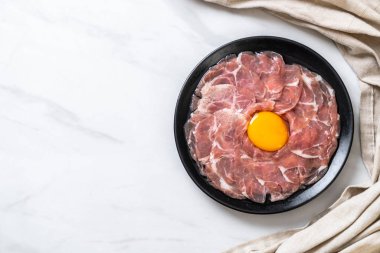 taze dilimlenmiş domuz ham yumurta pişirme veya shabu shabu ve sukiyaki yapma ile