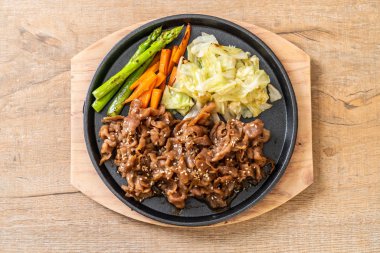 sıcak plaka - Asya tarzı domuz biftek dilimlenmiş