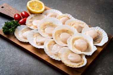 Ahşap tahta üzerinde taze kabuk tarak