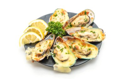 Beyaz arka plan üzerinde izole peynir pişmiş taze midye