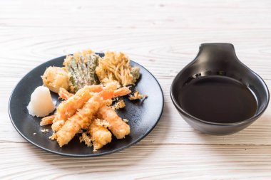 karides tempura (hırpalanmış kızarmış karides) sebze - Japon gıda tarzı