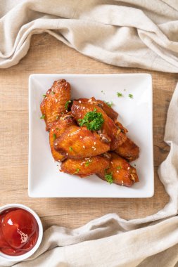 Beyaz susamlı ızgara tavuk kanadı.