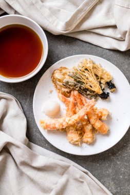 karides tempura (hırpalanmış kızarmış karides) sebze - Japon gıda tarzı