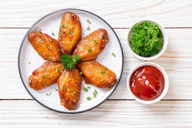 Beyaz susamlı ızgara tavuk kanadı.