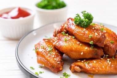 Beyaz susamlı ızgara tavuk kanadı.