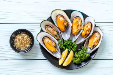 deniz ürünleri midye maydanoz ve limon ile