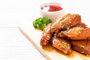 Beyaz susamlı ızgara tavuk kanadı.