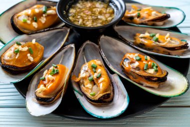 deniz ürünleri midye limon ve sarımsak ile